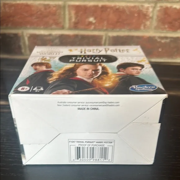 Hasbro Trivial Pursuit Game: Harry Potter Edition - Black and Gold - Picture 5 of 8